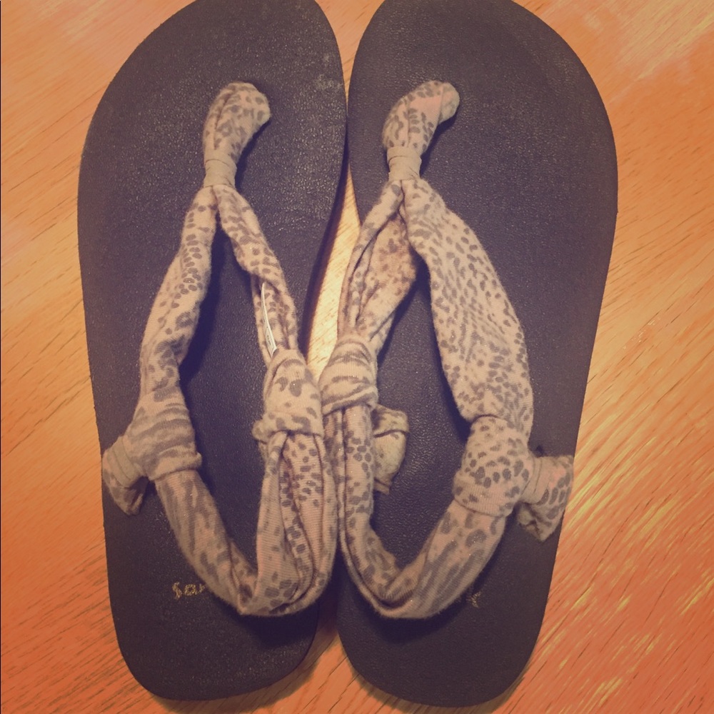 Sanuk size 7 Sandals